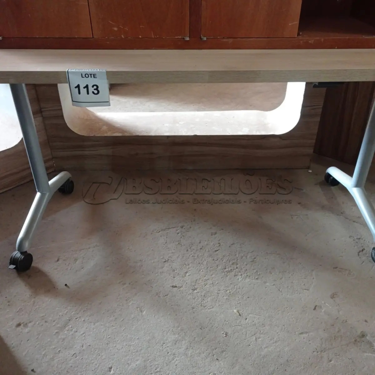 LOTE 113 - 01 MESA COM RODINHAS (NO ESTADO EM QUE SE ENCONTRA. SUJEITO A AVARIAS OCULTAS/VISÍVEIS.)