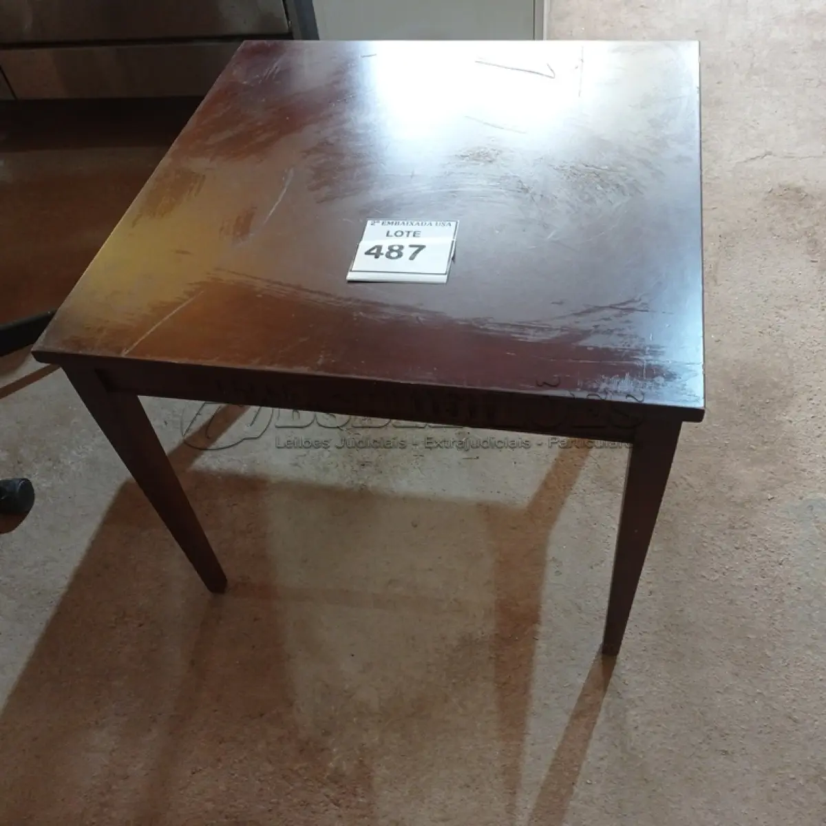 LOTE 487 - 01 MESA DE CENTRO. (NO ESTADO EM QUE SE ENCONTRA. SUJEITO A AVARIAS OCULTAS/VISÍVEIS.)