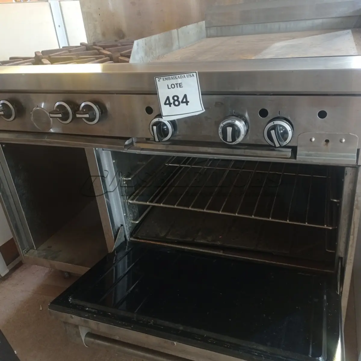 LOTE 484 - 01 FOGÃO 04 BOCAS, FORNO E CHAPA A GÁS. (NO ESTADO EM QUE SE ENCONTRA. SUJEITO A AVARIAS OCULTAS/VISÍVEIS.) AV9820W