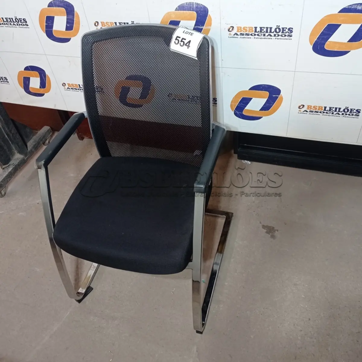 LOTE 554 - 01 CADEIRA DE ESCRITÓRIO. (NO ESTADO EM QUE SE ENCONTRA. SUJEITO A AVARIAS OCULTAS/VISÍVEIS.)