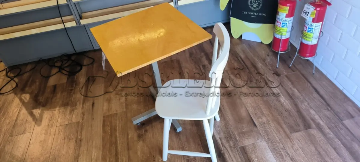 LOTE 007 - 01 MESA QUADRADA EM MADEIRA COM PÉS EM FERRO E 01 CADEIRA EM MADEIRA. (NO ESTADO) ATENÇÃO! FAZER A VISITAÇÃO ANTES DE ARREMATAR, NÃO SABEMOS SE FUNCIONA. LEILÃO NÃO TEM GARANTIA E NEM DEVOLUÇÃO, SUJEITO A POSSÍVEIS AVARIAS VISÍVEIS/OCULTAS E/OU AUSÊNCIA DE COMPONENTES.