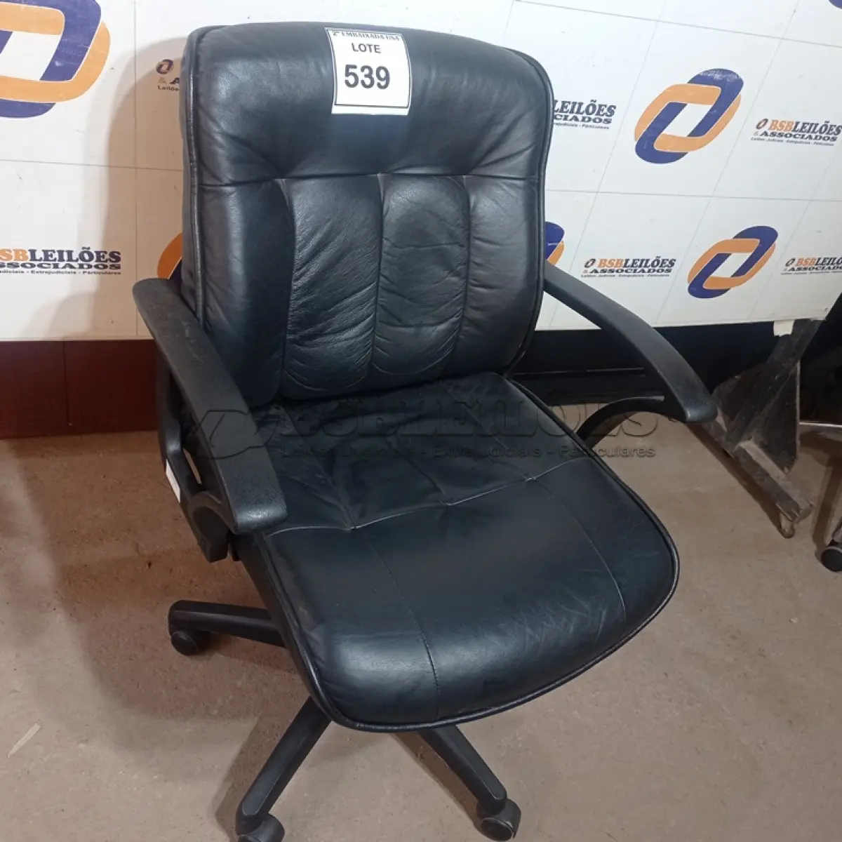 LOTE 539 - 01 CADEIRA DE ESCRITÓRIO. (NO ESTADO EM QUE SE ENCONTRA. SUJEITO A AVARIAS OCULTAS/VISÍVEIS.)