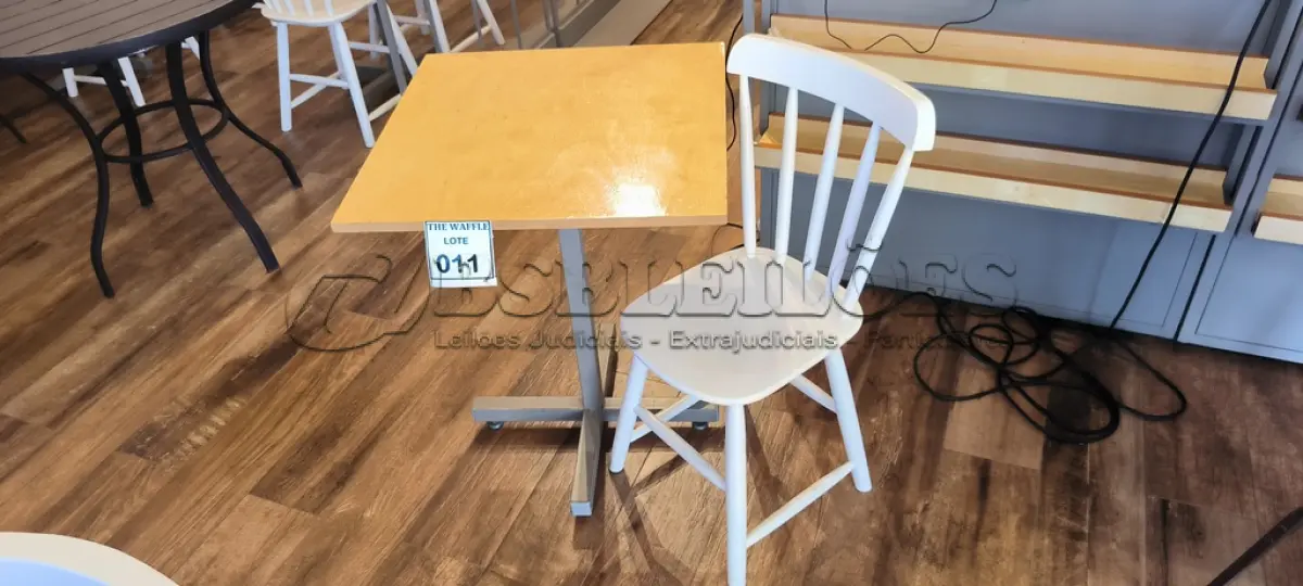 LOTE 011 - 01 MESA QUADRADA EM MADEIRA COM PÉS EM FERRO E 01 CADEIRA EM MADEIRA.   (NO ESTADO) ATENÇÃO! FAZER A VISITAÇÃO ANTES DE ARREMATAR, NÃO SABEMOS SE FUNCIONA. LEILÃO NÃO TEM GARANTIA E NEM DEVOLUÇÃO, SUJEITO A POSSÍVEIS AVARIAS VISÍVEIS/OCULTAS E/OU AUSÊNCIA DE COMPONENTES.