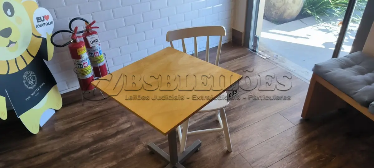 LOTE 003 - 01 MESA QUADRADA EM MADEIRA COM PÉS EM FERRO E 01 CADEIRA EM MADEIRA.   (NO ESTADO) ATENÇÃO! FAZER A VISITAÇÃO ANTES DE ARREMATAR, NÃO SABEMOS SE FUNCIONA. LEILÃO NÃO TEM GARANTIA E NEM DEVOLUÇÃO, SUJEITO A POSSÍVEIS AVARIAS VISÍVEIS/OCULTAS E/OU AUSÊNCIA DE COMPONENTES.