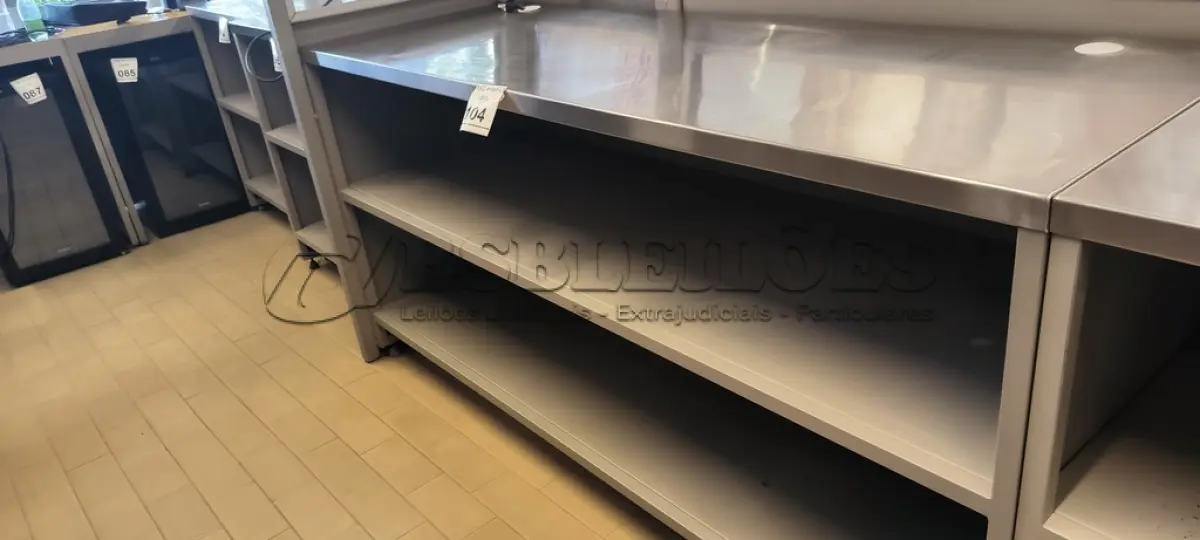 LOTE 104 - 01 PRATELEIRA EM FERRO COM TAMPO EM INOX. (NO ESTADO) ATENÇÃO! FAZER A VISITAÇÃO ANTES DE ARREMATAR, NÃO SABEMOS SE FUNCIONA. LEILÃO NÃO TEM GARANTIA E NEM DEVOLUÇÃO, SUJEITO A POSSÍVEIS AVARIAS VISÍVEIS/OCULTAS E/OU AUSÊNCIA DE COMPONENTES.