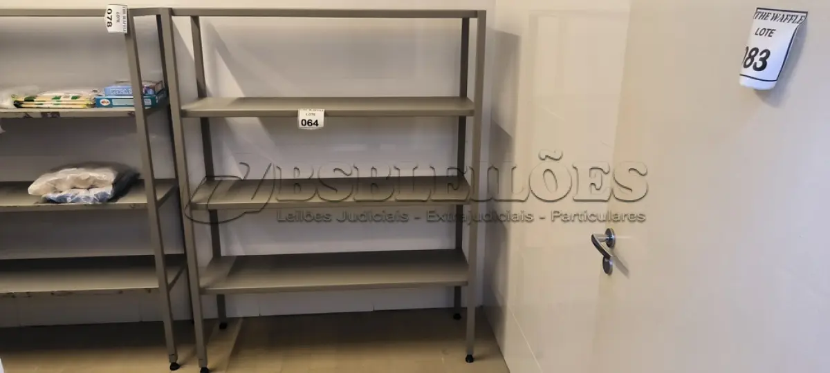 LOTE 064 - 01 ESTANTE DE FERRO COM 04 PRATELEIRAS. (NO ESTADO) ATENÇÃO! FAZER A VISITAÇÃO ANTES DE ARREMATAR, NÃO SABEMOS SE FUNCIONA. LEILÃO NÃO TEM GARANTIA E NEM DEVOLUÇÃO, SUJEITO A POSSÍVEIS AVARIAS VISÍVEIS/OCULTAS E/OU AUSÊNCIA DE COMPONENTES.