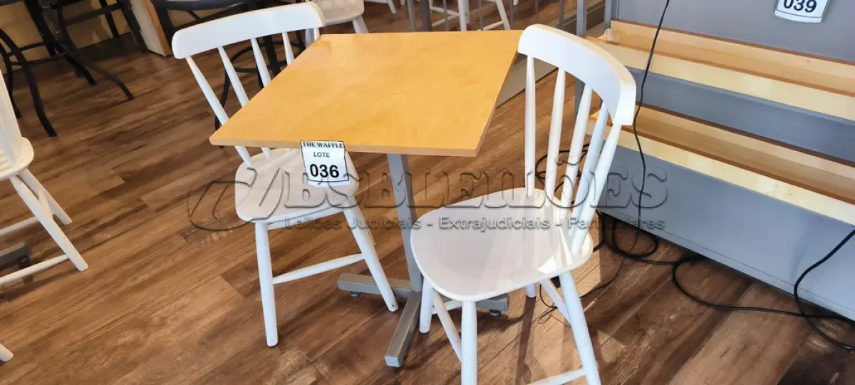LOTE 036 - 01 MESA QUADRADA EM MADEIRA COM PÉS EM FERRO E 02 CADEIRAS EM MADEIRA. (NO ESTADO) ATENÇÃO! FAZER A VISITAÇÃO ANTES DE ARREMATAR, NÃO SABEMOS SE FUNCIONA. LEILÃO NÃO TEM GARANTIA E NEM DEVOLUÇÃO, SUJEITO A POSSÍVEIS AVARIAS VISÍVEIS/OCULTAS E/OU AUSÊNCIA DE COMPONENTES.