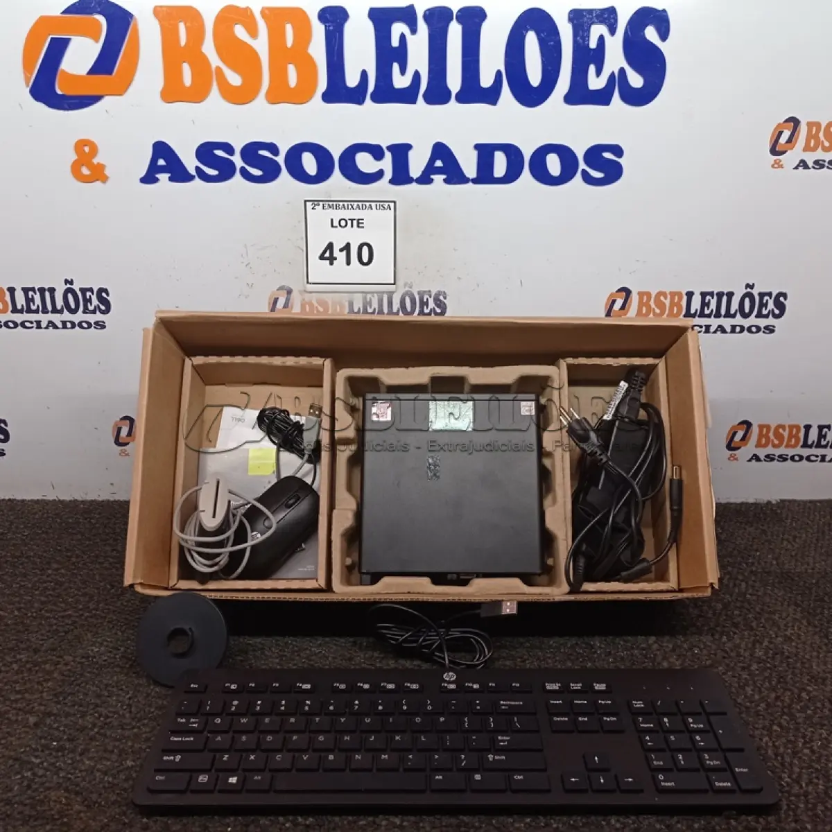 LOTE 410 - 01 CPU HP, MOUSE, TECLADO E CARREGADOR. (NO ESTADO EM QUE SE ENCONTRA. SUJEITO A AVARIAS OCULTAS/VISÍVEIS.) BD0558S
