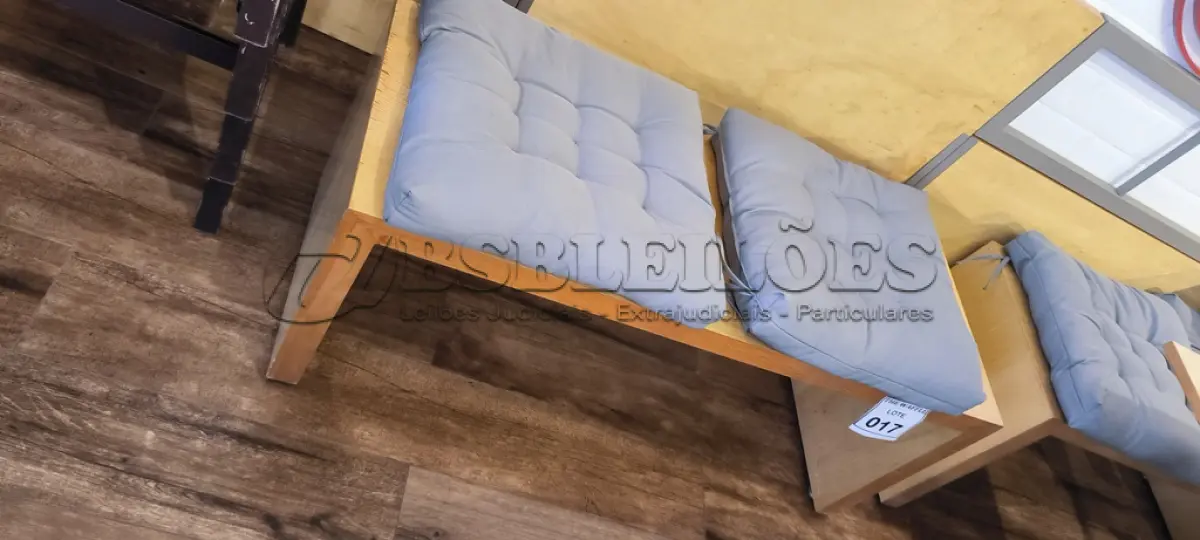 LOTE 017 - 01 BANCO EM MADEIRA COM 02 ACENTOS ESTOFADOS.  (NO ESTADO) ATENÇÃO! FAZER A VISITAÇÃO ANTES DE ARREMATAR, NÃO SABEMOS SE FUNCIONA. LEILÃO NÃO TEM GARANTIA E NEM DEVOLUÇÃO, SUJEITO A POSSÍVEIS AVARIAS VISÍVEIS/OCULTAS E/OU AUSÊNCIA DE COMPONENTES.