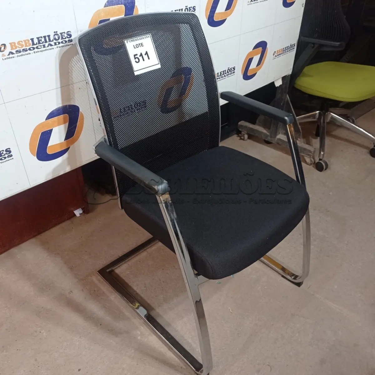 LOTE 511 - 01 CADEIRA DE ESCRITÓRIO. (NO ESTADO EM QUE SE ENCONTRA. SUJEITO A AVARIAS OCULTAS/VISÍVEIS.)