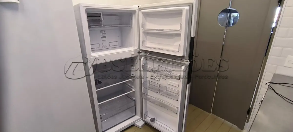 LOTE 112 - 01 GELADEIRA CÔNSUL 220V. (NO ESTADO) ATENÇÃO! FAZER A VISITAÇÃO ANTES DE ARREMATAR, NÃO SABEMOS SE FUNCIONA. LEILÃO NÃO TEM GARANTIA E NEM DEVOLUÇÃO, SUJEITO A POSSÍVEIS AVARIAS VISÍVEIS/OCULTAS E/OU AUSÊNCIA DE COMPONENTES.