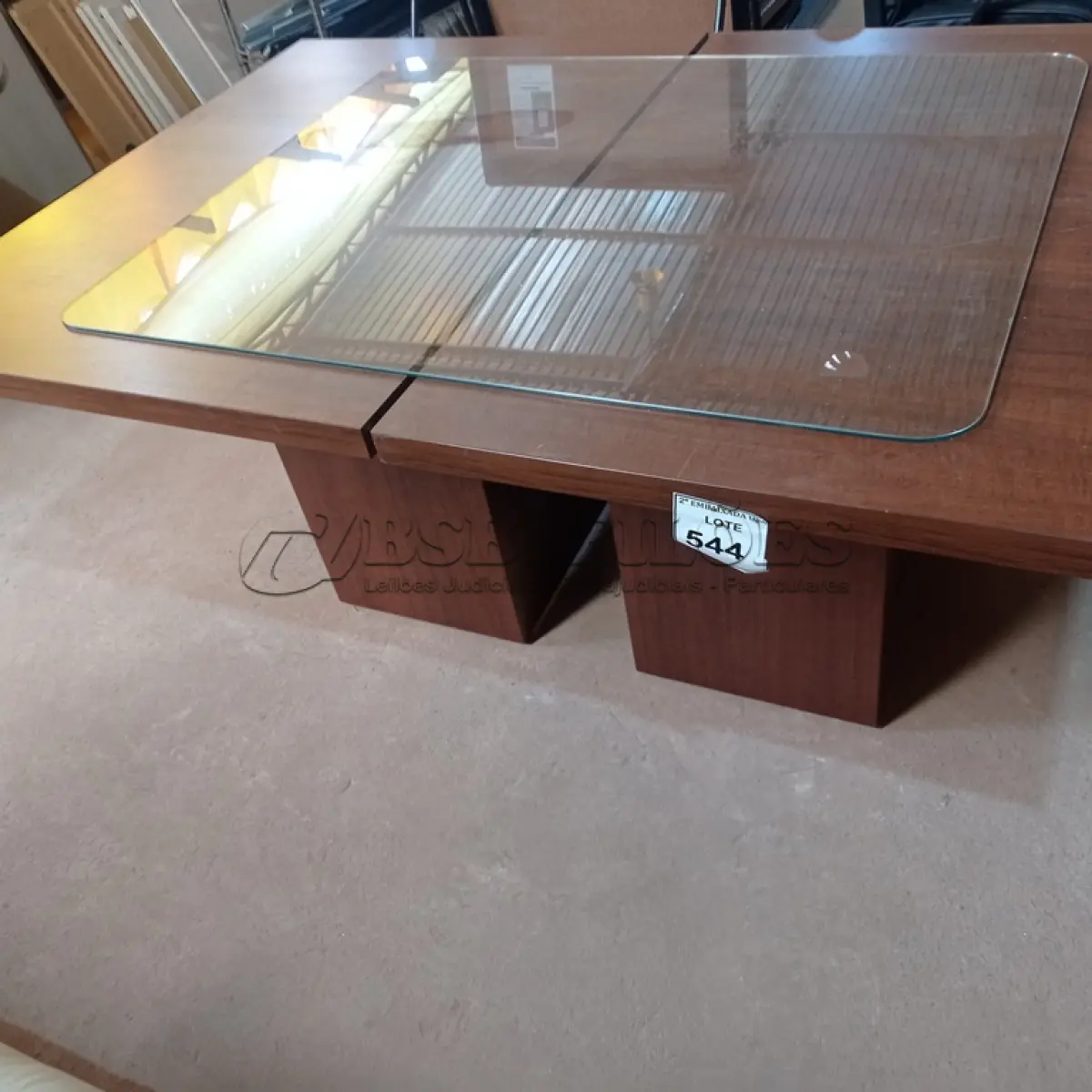 LOTE 544 - 01 MESA EM MADEIRA. (NO ESTADO EM QUE SE ENCONTRA. SUJEITO A AVARIAS OCULTAS/VISÍVEIS.)