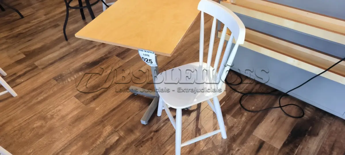 LOTE 025 - 01 MESA QUADRADA EM MADEIRA COM PÉS EM FERRO E 01 CADEIRA EM MADEIRA.   (NO ESTADO) ATENÇÃO! FAZER A VISITAÇÃO ANTES DE ARREMATAR, NÃO SABEMOS SE FUNCIONA. LEILÃO NÃO TEM GARANTIA E NEM DEVOLUÇÃO, SUJEITO A POSSÍVEIS AVARIAS VISÍVEIS/OCULTAS E/OU AUSÊNCIA DE COMPONENTES.