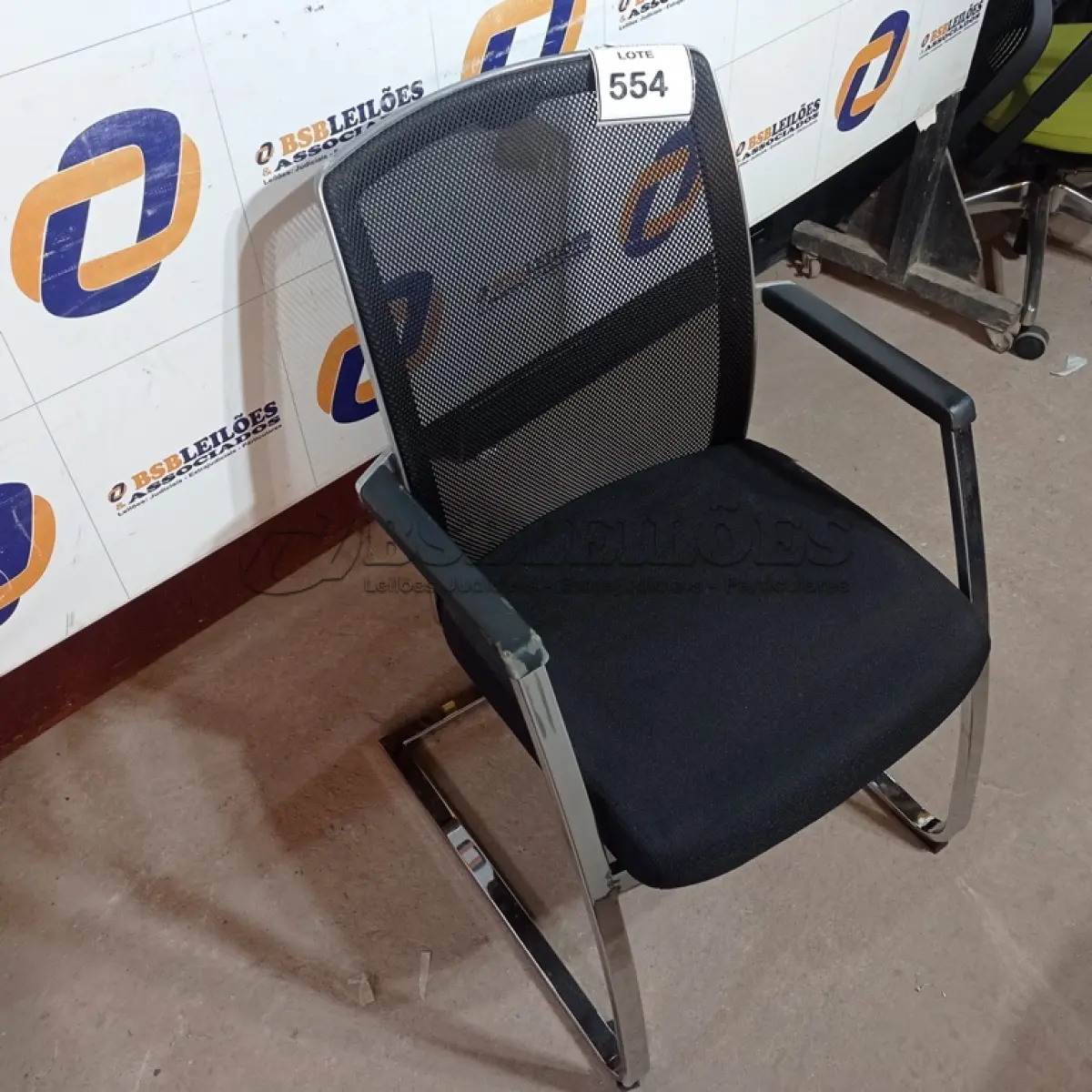 LOTE 554 - 01 CADEIRA DE ESCRITÓRIO. (NO ESTADO EM QUE SE ENCONTRA. SUJEITO A AVARIAS OCULTAS/VISÍVEIS.)