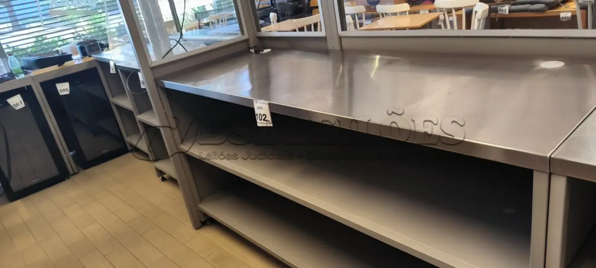 LOTE 102 - 01 PRATELEIRA EM FERRO COM TAMPO EM INOX. (NO ESTADO) ATENÇÃO! FAZER A VISITAÇÃO ANTES DE ARREMATAR, NÃO SABEMOS SE FUNCIONA. LEILÃO NÃO TEM GARANTIA E NEM DEVOLUÇÃO, SUJEITO A POSSÍVEIS AVARIAS VISÍVEIS/OCULTAS E/OU AUSÊNCIA DE COMPONENTES.