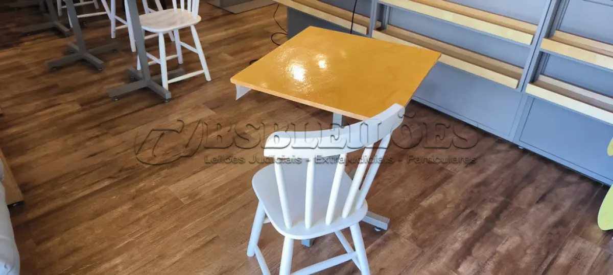 LOTE 002 -  01 MESA QUADRADA EM MADEIRA COM PÉS EM FERRO E 01 CADEIRA EM MADEIRA. (NO ESTADO) ATENÇÃO! FAZER A VISITAÇÃO ANTES DE ARREMATAR, NÃO SABEMOS SE FUNCIONA. LEILÃO NÃO TEM GARANTIA E NEM DEVOLUÇÃO, SUJEITO A POSSÍVEIS AVARIAS VISÍVEIS/OCULTAS E/OU AUSÊNCIA DE COMPONENTES.
