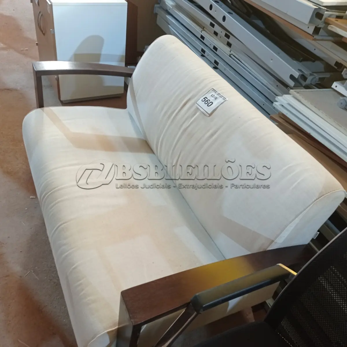 LOTE 560 - 01 SOFÁ DE 02 LUGARES. (LOVESEAT) (NO ESTADO EM QUE SE ENCONTRA. SUJEITO A AVARIAS OCULTAS/VISÍVEIS.)