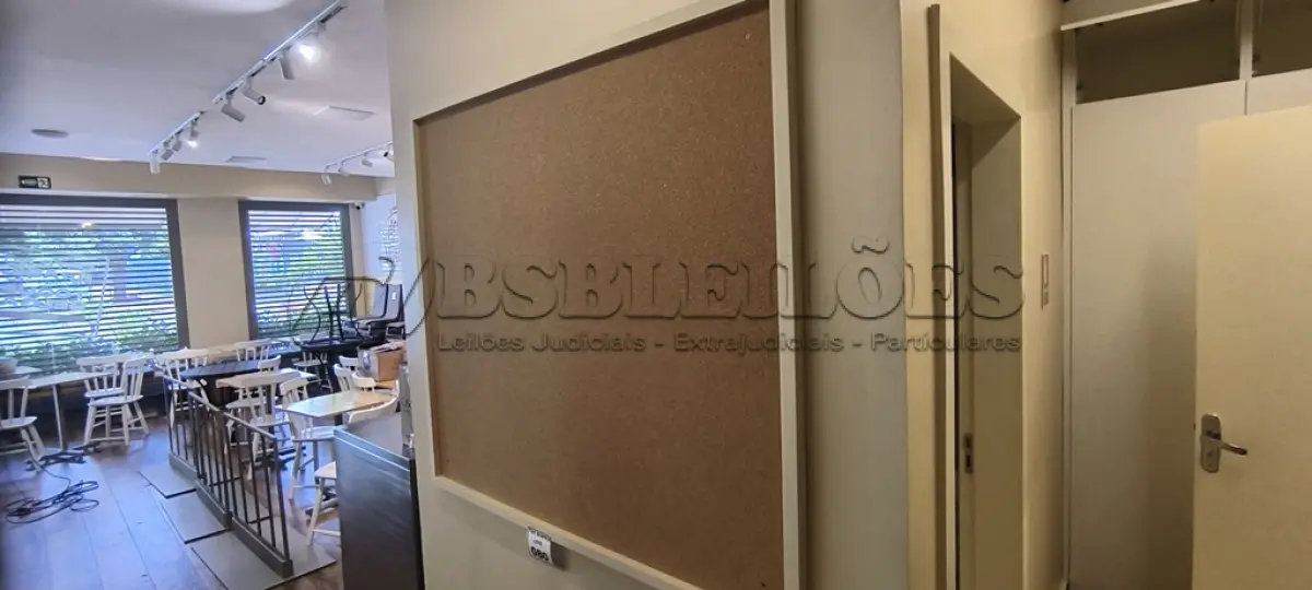 LOTE 080 - 01 QUADRO DE CORTIÇA PARA RECADOS. (NO ESTADO) ATENÇÃO! FAZER A VISITAÇÃO ANTES DE ARREMATAR, NÃO SABEMOS SE FUNCIONA. LEILÃO NÃO TEM GARANTIA E NEM DEVOLUÇÃO, SUJEITO A POSSÍVEIS AVARIAS VISÍVEIS/OCULTAS E/OU AUSÊNCIA DE COMPONENTES.