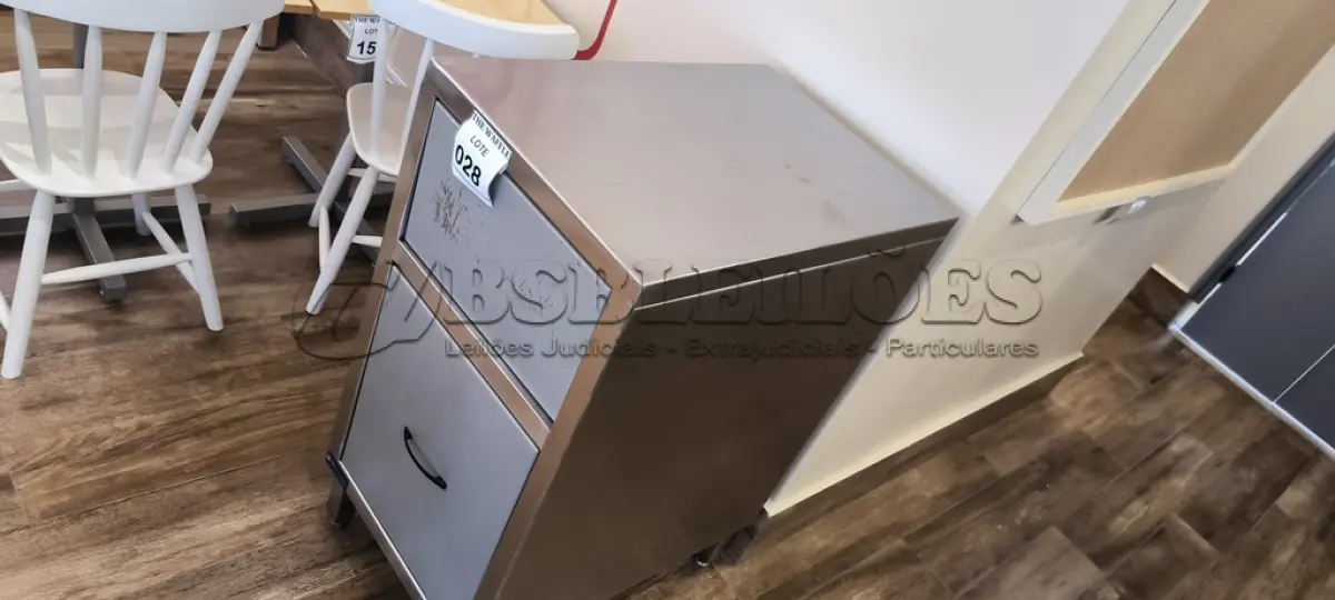 LOTE 028 - 01 LIXEIRA QUADRADA EM INOX. (NO ESTADO) ATENÇÃO! FAZER A VISITAÇÃO ANTES DE ARREMATAR, NÃO SABEMOS SE FUNCIONA. LEILÃO NÃO TEM GARANTIA E NEM DEVOLUÇÃO, SUJEITO A POSSÍVEIS AVARIAS VISÍVEIS/OCULTAS E/OU AUSÊNCIA DE COMPONENTES.