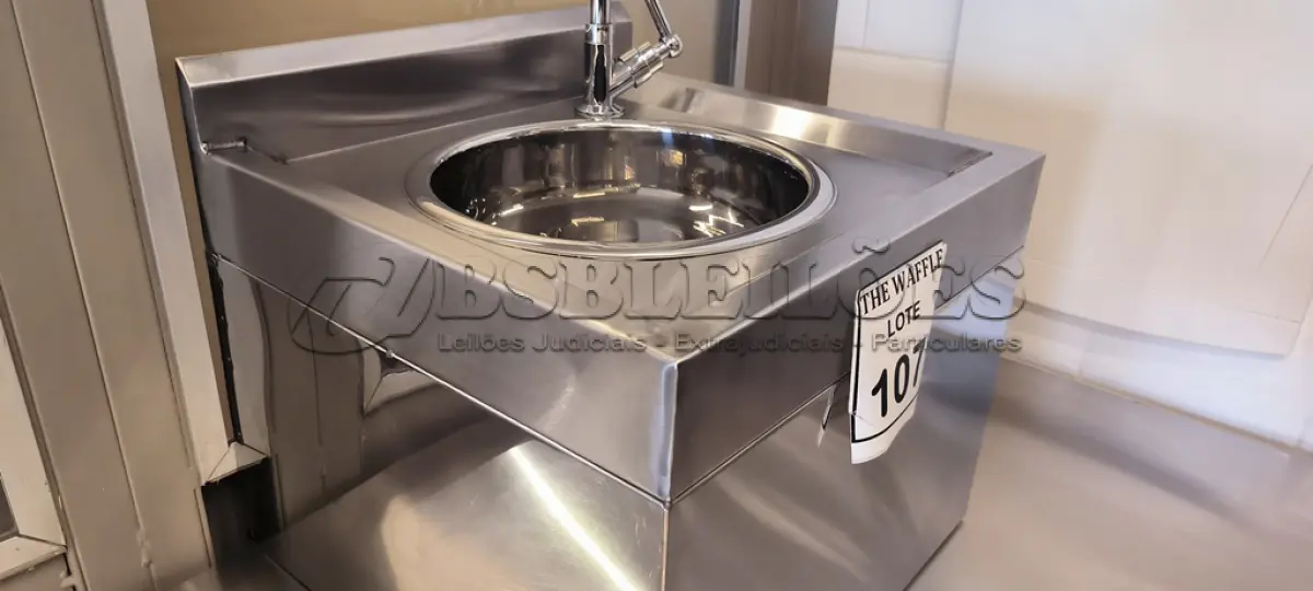 LOTE 107 - 01 PIA COM LAVATÓRIO EM INOX. (NO ESTADO) ATENÇÃO! FAZER A VISITAÇÃO ANTES DE ARREMATAR, NÃO SABEMOS SE FUNCIONA. LEILÃO NÃO TEM GARANTIA E NEM DEVOLUÇÃO, SUJEITO A POSSÍVEIS AVARIAS VISÍVEIS/OCULTAS E/OU AUSÊNCIA DE COMPONENTES.