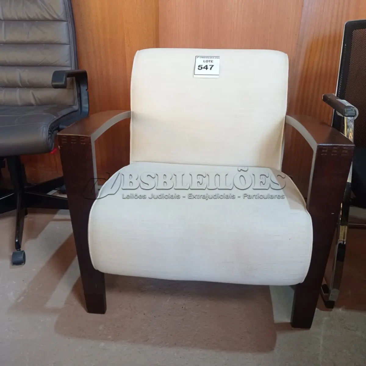 LOTE 547 - 01 POLTRONA (EASY CHAIR). (NO ESTADO EM QUE SE ENCONTRA. SUJEITO A AVARIAS OCULTAS/VISÍVEIS.)