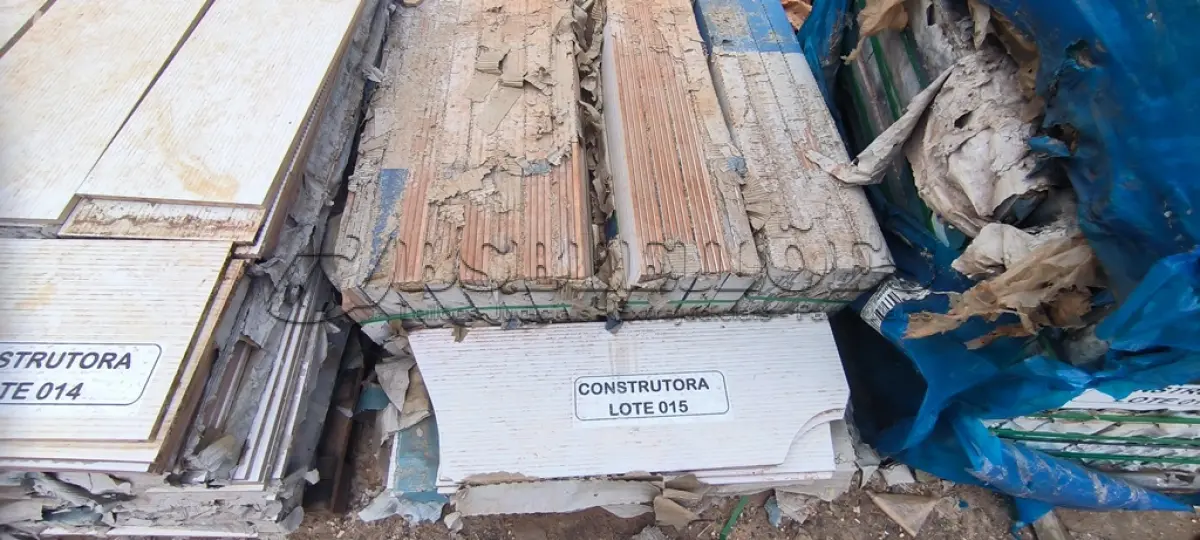 LOTE 015 - APROXIMADAMENTE 25,50 M² DE REVESTIMENTO PAREDE BRANCO HALF 30X90CM MATT. RET – PORTOBELLO. (NO ESTADO EM QUE SE ENCONTRA. SUJEITO A AVARIAS OCULTAS/VISÍVEIS.)