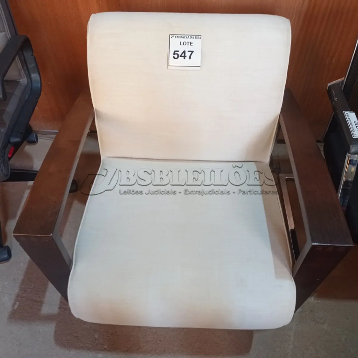 LOTE 547 - 01 POLTRONA (EASY CHAIR). (NO ESTADO EM QUE SE ENCONTRA. SUJEITO A AVARIAS OCULTAS/VISÍVEIS.)