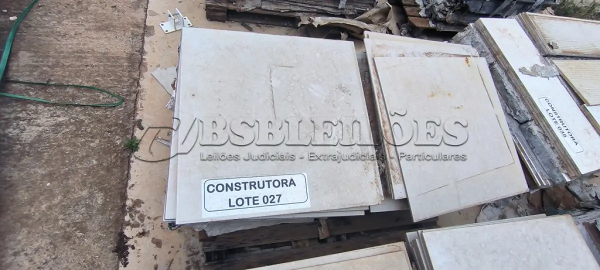 LOTE 027 - APROXIMADAMENTE 30,00 M² DE PORCELANATO 60X60CM NATURAL -PORTOBELLO. (NO ESTADO EM QUE SE ENCONTRA. SUJEITO A AVARIAS OCULTAS/VISÍVEIS.)