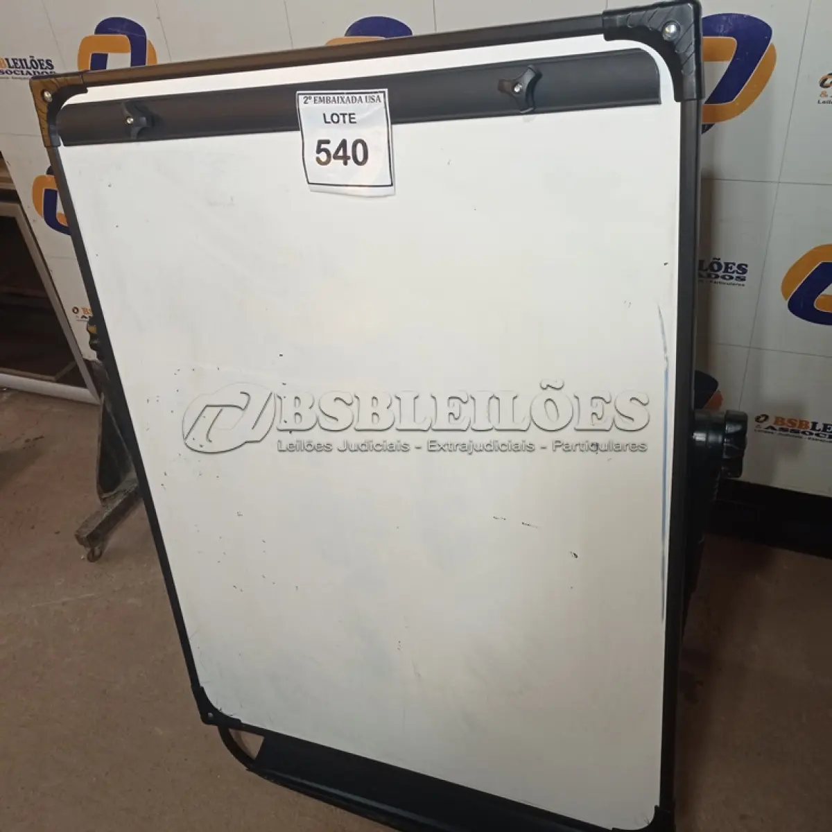 LOTE 540 - 01 QUADRO BRANCO. (NO ESTADO EM QUE SE ENCONTRA. SUJEITO A AVARIAS OCULTAS/VISÍVEIS.)