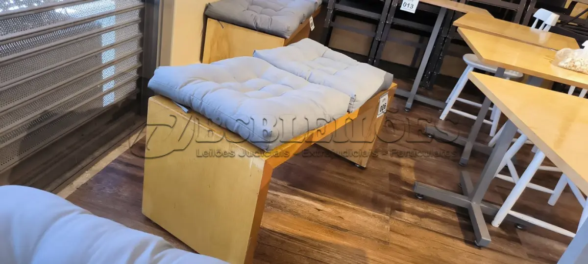 LOTE 006 - 01 BANCO EM MADEIRA COM 02 ACENTOS ESTOFADOS.  (NO ESTADO) ATENÇÃO! FAZER A VISITAÇÃO ANTES DE ARREMATAR, NÃO SABEMOS SE FUNCIONA. LEILÃO NÃO TEM GARANTIA E NEM DEVOLUÇÃO, SUJEITO A POSSÍVEIS AVARIAS VISÍVEIS/OCULTAS E/OU AUSÊNCIA DE COMPONENTES.