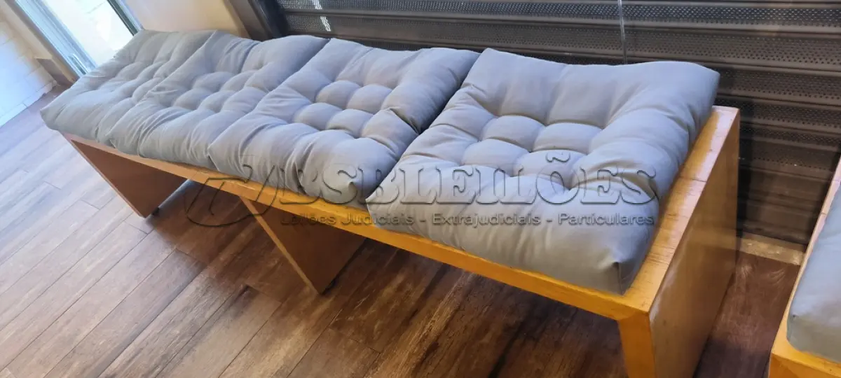LOTE 001 - 01 BANCO EM MADEIRA COM 04 ACENTOS ESTOFADOS.  (NO ESTADO) ATENÇÃO! FAZER A VISITAÇÃO ANTES DE ARREMATAR, NÃO SABEMOS SE FUNCIONA. LEILÃO NÃO TEM GARANTIA E NEM DEVOLUÇÃO, SUJEITO A POSSÍVEIS AVARIAS VISÍVEIS/OCULTAS E/OU AUSÊNCIA DE COMPONENTES.