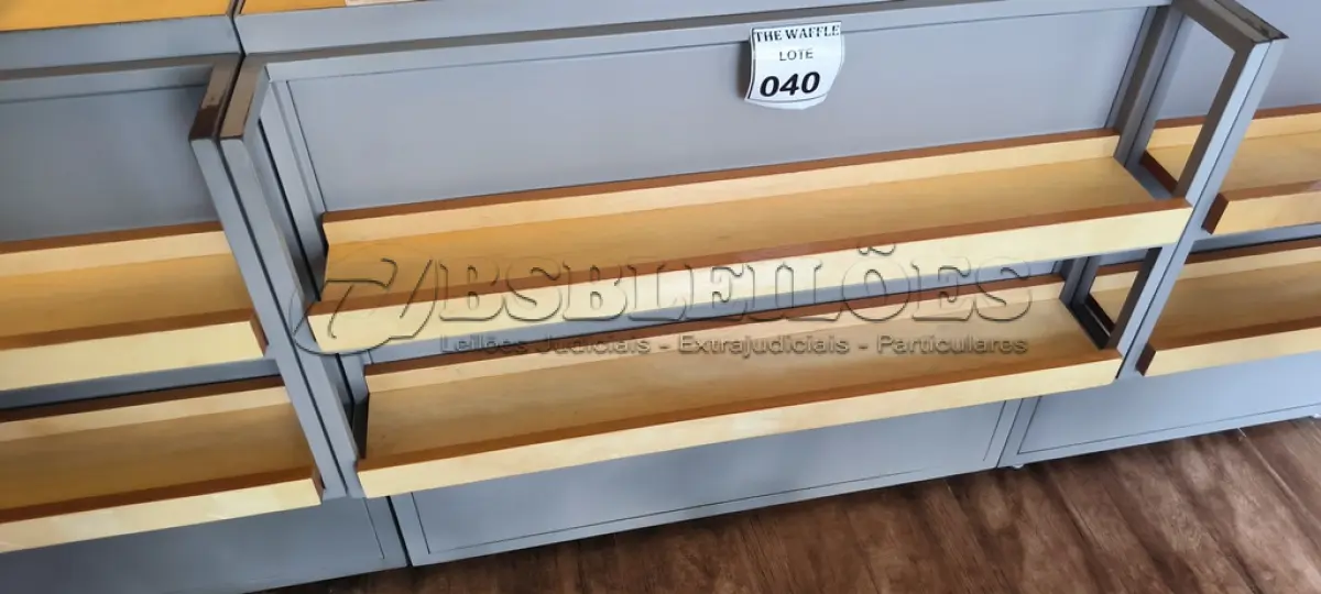 LOTE 040 - 01 BALCÃO EXPOSITOR FERRO E MADEIRA. (NO ESTADO) ATENÇÃO! FAZER A VISITAÇÃO ANTES DE ARREMATAR, NÃO SABEMOS SE FUNCIONA. LEILÃO NÃO TEM GARANTIA E NEM DEVOLUÇÃO, SUJEITO A POSSÍVEIS AVARIAS VISÍVEIS/OCULTAS E/OU AUSÊNCIA DE COMPONENTES.