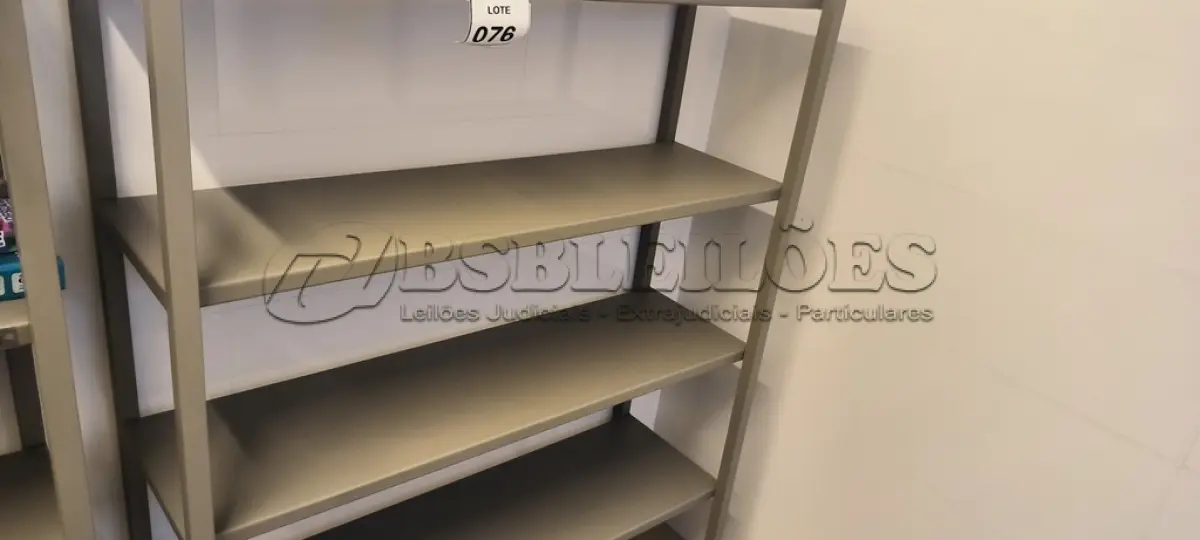 LOTE 076 - 01 ESTANTE DE FERRO COM 04 PRATELEIRAS. (NO ESTADO) ATENÇÃO! FAZER A VISITAÇÃO ANTES DE ARREMATAR, NÃO SABEMOS SE FUNCIONA. LEILÃO NÃO TEM GARANTIA E NEM DEVOLUÇÃO, SUJEITO A POSSÍVEIS AVARIAS VISÍVEIS/OCULTAS E/OU AUSÊNCIA DE COMPONENTES.