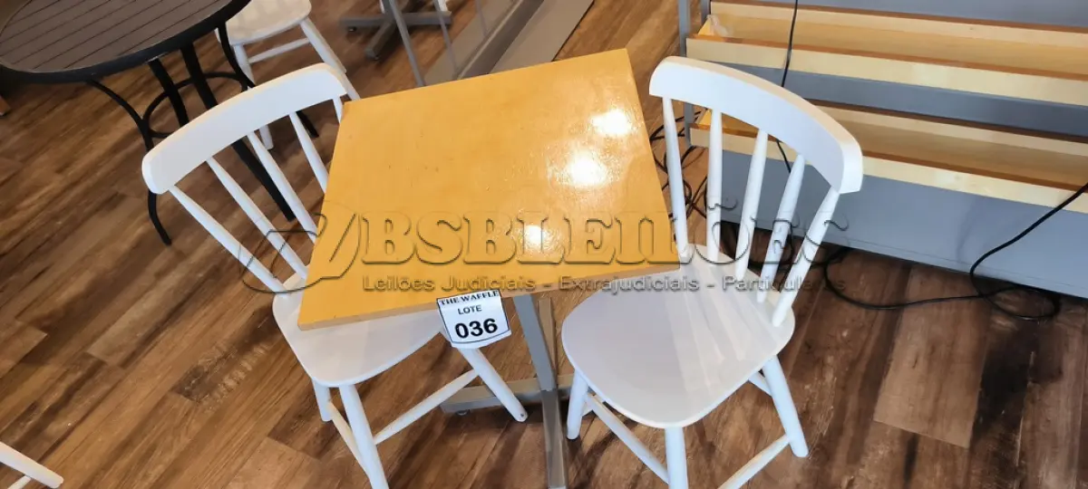 LOTE 036 - 01 MESA QUADRADA EM MADEIRA COM PÉS EM FERRO E 02 CADEIRAS EM MADEIRA. (NO ESTADO) ATENÇÃO! FAZER A VISITAÇÃO ANTES DE ARREMATAR, NÃO SABEMOS SE FUNCIONA. LEILÃO NÃO TEM GARANTIA E NEM DEVOLUÇÃO, SUJEITO A POSSÍVEIS AVARIAS VISÍVEIS/OCULTAS E/OU AUSÊNCIA DE COMPONENTES.