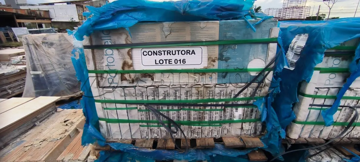 LOTE 016 - APROXIMADAMENTE 42,80 M² DE REVESTIMENTO PAREDE BRANCO HALF 30X90CM MATT. RET – PORTOBELLO. (NO ESTADO EM QUE SE ENCONTRA. SUJEITO A AVARIAS OCULTAS/VISÍVEIS.)