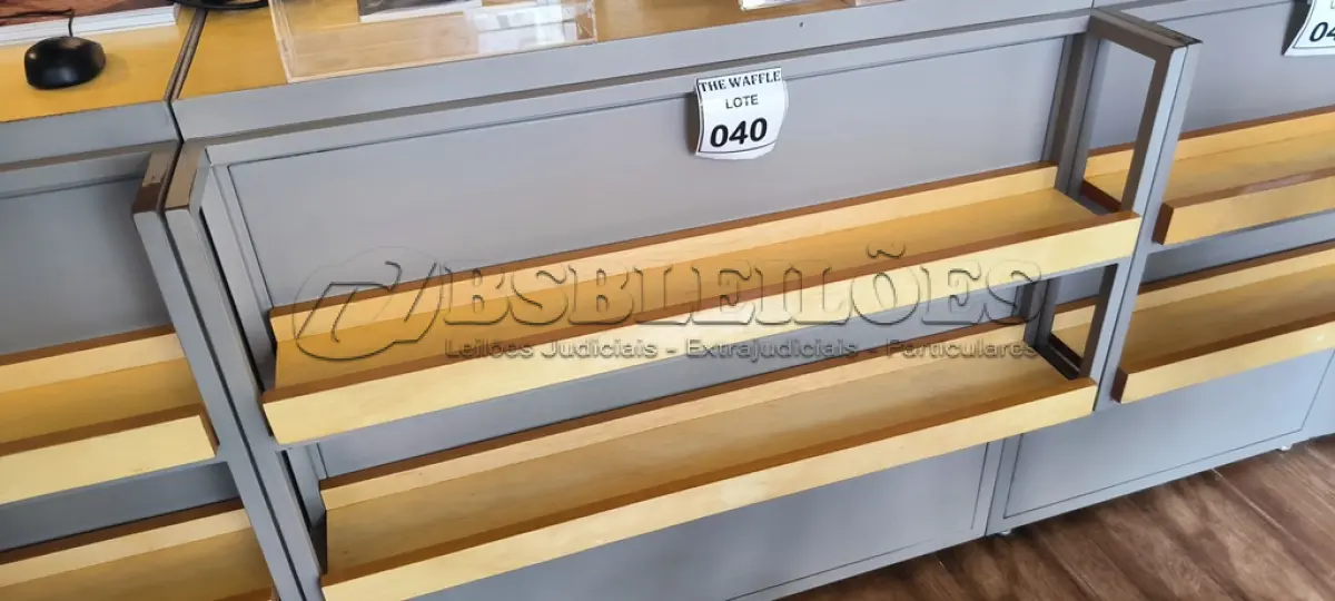 LOTE 040 - 01 BALCÃO EXPOSITOR FERRO E MADEIRA. (NO ESTADO) ATENÇÃO! FAZER A VISITAÇÃO ANTES DE ARREMATAR, NÃO SABEMOS SE FUNCIONA. LEILÃO NÃO TEM GARANTIA E NEM DEVOLUÇÃO, SUJEITO A POSSÍVEIS AVARIAS VISÍVEIS/OCULTAS E/OU AUSÊNCIA DE COMPONENTES.