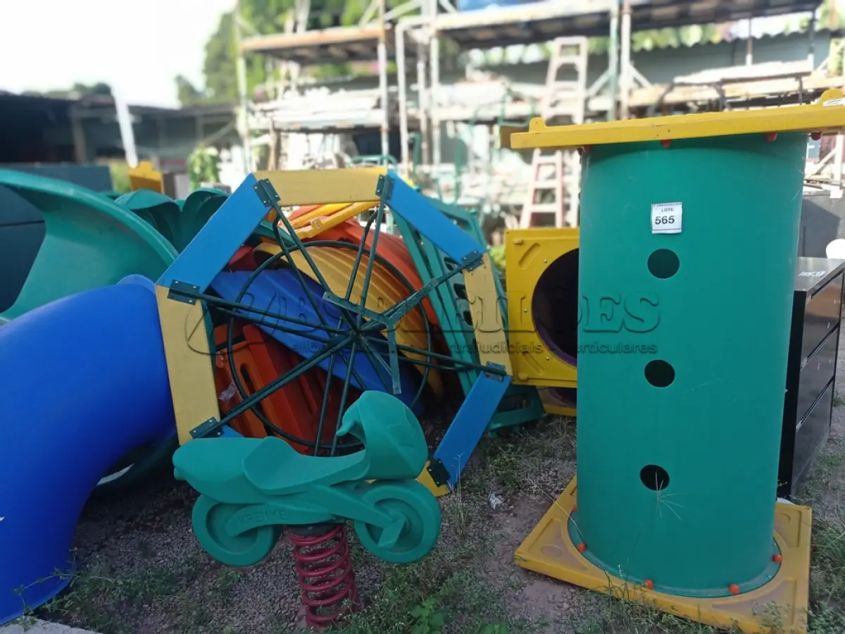 LOTE 565 - 01 PLAYGROUND. (NO ESTADO EM QUE SE ENCONTRA. SUJEITO A AVARIAS OCULTAS/VISÍVEIS.)