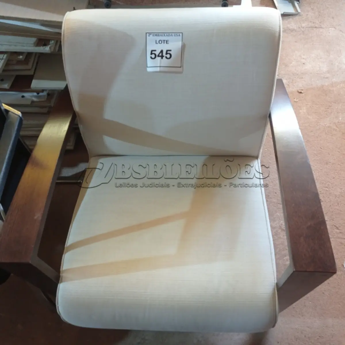 LOTE 545 - 01 POLTRONA (EASY CHAIR). (NO ESTADO EM QUE SE ENCONTRA. SUJEITO A AVARIAS OCULTAS/VISÍVEIS.)