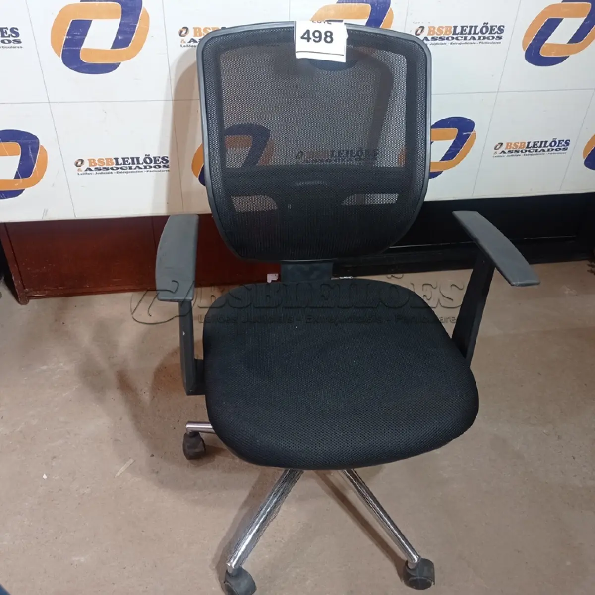 LOTE 498 - 01 CADEIRA DE ESCRITÓRIO. (NO ESTADO EM QUE SE ENCONTRA. SUJEITO A AVARIAS OCULTAS/VISÍVEIS.)