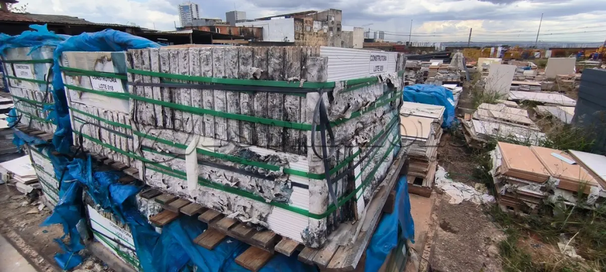LOTE 020 - APROXIMADAMENTE 42,80 M² DE REVESTIMENTO PAREDE BRANCO HALF 30X90CM MATT. RET – PORTOBELLO. (NO ESTADO EM QUE SE ENCONTRA. SUJEITO A AVARIAS OCULTAS/VISÍVEIS.)