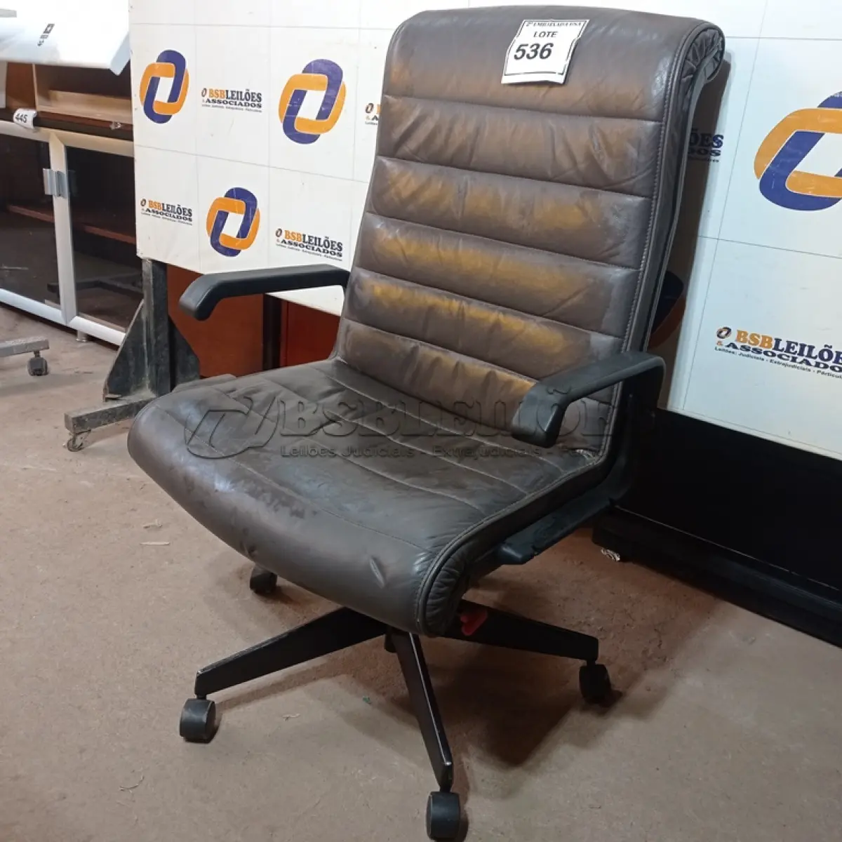 LOTE 536 - 01 CADEIRA DE ESCRITÓRIO. (NO ESTADO EM QUE SE ENCONTRA. SUJEITO A AVARIAS OCULTAS/VISÍVEIS.)