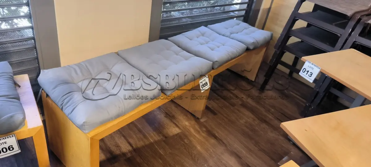 LOTE 008 - 01 BANCO EM MADEIRA COM 03 ACENTOS ESTOFADOS.  (NO ESTADO) ATENÇÃO! FAZER A VISITAÇÃO ANTES DE ARREMATAR, NÃO SABEMOS SE FUNCIONA. LEILÃO NÃO TEM GARANTIA E NEM DEVOLUÇÃO, SUJEITO A POSSÍVEIS AVARIAS VISÍVEIS/OCULTAS E/OU AUSÊNCIA DE COMPONENTES.