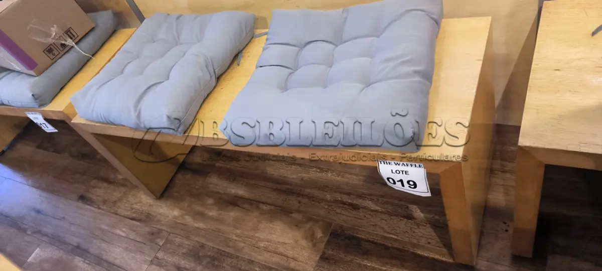 LOTE 019 - 01 BANCO EM MADEIRA COM 02 ACENTOS ESTOFADOS.  (NO ESTADO) ATENÇÃO! FAZER A VISITAÇÃO ANTES DE ARREMATAR, NÃO SABEMOS SE FUNCIONA. LEILÃO NÃO TEM GARANTIA E NEM DEVOLUÇÃO, SUJEITO A POSSÍVEIS AVARIAS VISÍVEIS/OCULTAS E/OU AUSÊNCIA DE COMPONENTES.