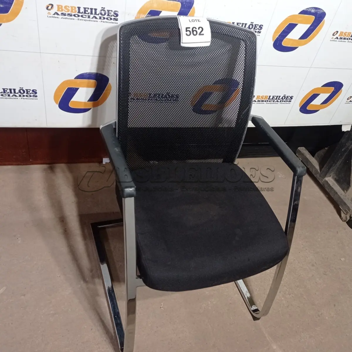 LOTE 562 - 01 CADEIRA DE ESCRITÓRIO. (NO ESTADO EM QUE SE ENCONTRA. SUJEITO A AVARIAS OCULTAS/VISÍVEIS.)
