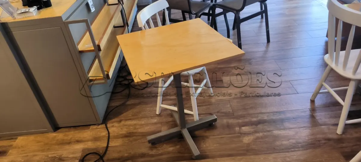 LOTE 016 - 01 MESA QUADRADA EM MADEIRA COM PÉS EM FERRO E 01 CADEIRA EM MADEIRA.  (NO ESTADO) ATENÇÃO! FAZER A VISITAÇÃO ANTES DE ARREMATAR, NÃO SABEMOS SE FUNCIONA. LEILÃO NÃO TEM GARANTIA E NEM DEVOLUÇÃO, SUJEITO A POSSÍVEIS AVARIAS VISÍVEIS/OCULTAS E/OU AUSÊNCIA DE COMPONENTES.