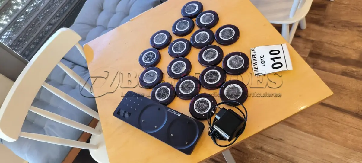 LOTE 010 - 17 PAGER E BASE. (NO ESTADO) ATENÇÃO! FAZER A VISITAÇÃO ANTES DE ARREMATAR, NÃO SABEMOS SE FUNCIONA. LEILÃO NÃO TEM GARANTIA E NEM DEVOLUÇÃO, SUJEITO A POSSÍVEIS AVARIAS VISÍVEIS/OCULTAS E/OU AUSÊNCIA DE COMPONENTES.