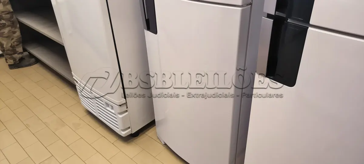 LOTE 114 - 01 GELADEIRA CÔNSUL 220V. (NO ESTADO) ATENÇÃO! FAZER A VISITAÇÃO ANTES DE ARREMATAR, NÃO SABEMOS SE FUNCIONA. LEILÃO NÃO TEM GARANTIA E NEM DEVOLUÇÃO, SUJEITO A POSSÍVEIS AVARIAS VISÍVEIS/OCULTAS E/OU AUSÊNCIA DE COMPONENTES.