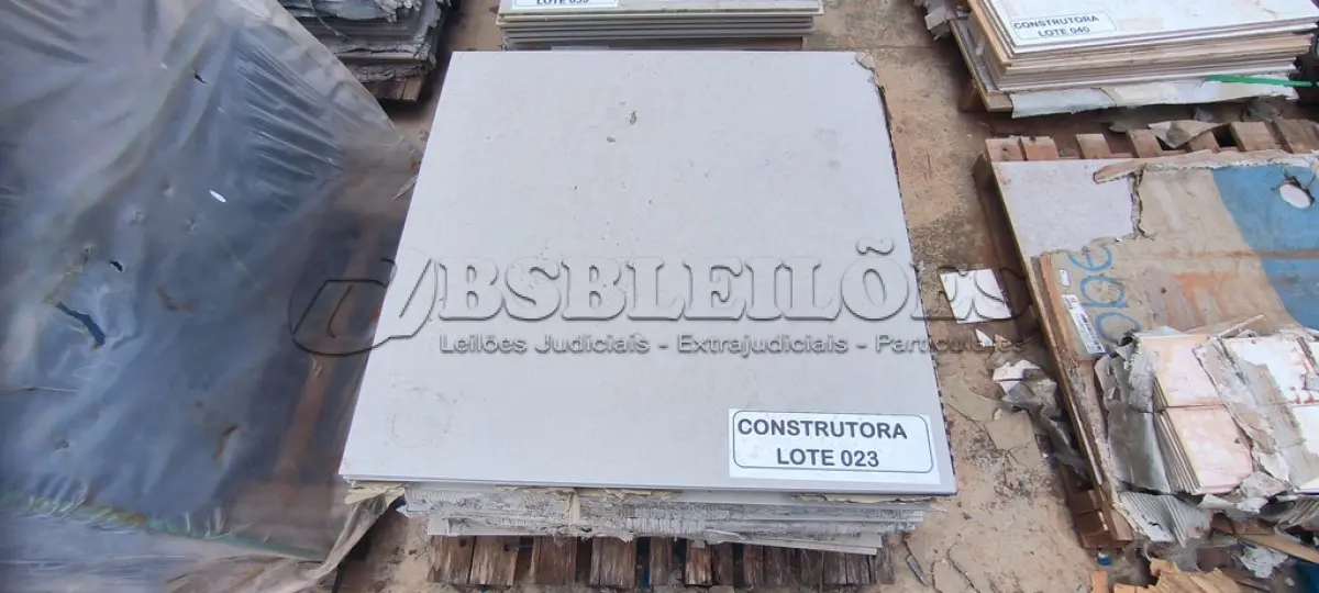 LOTE 023 - APROXIMADAMENTE 33,81 M² MINERAL PORTLAND 90X90 NAT – PORTOBELLO. (NO ESTADO EM QUE SE ENCONTRA. SUJEITO A AVARIAS OCULTAS/VISÍVEIS.)