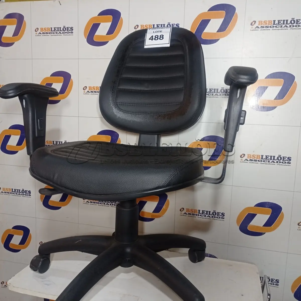 LOTE 488 - 01 CADEIRA DE ESCRITÓRIO. (NO ESTADO EM QUE SE ENCONTRA. SUJEITO A AVARIAS OCULTAS/VISÍVEIS.)