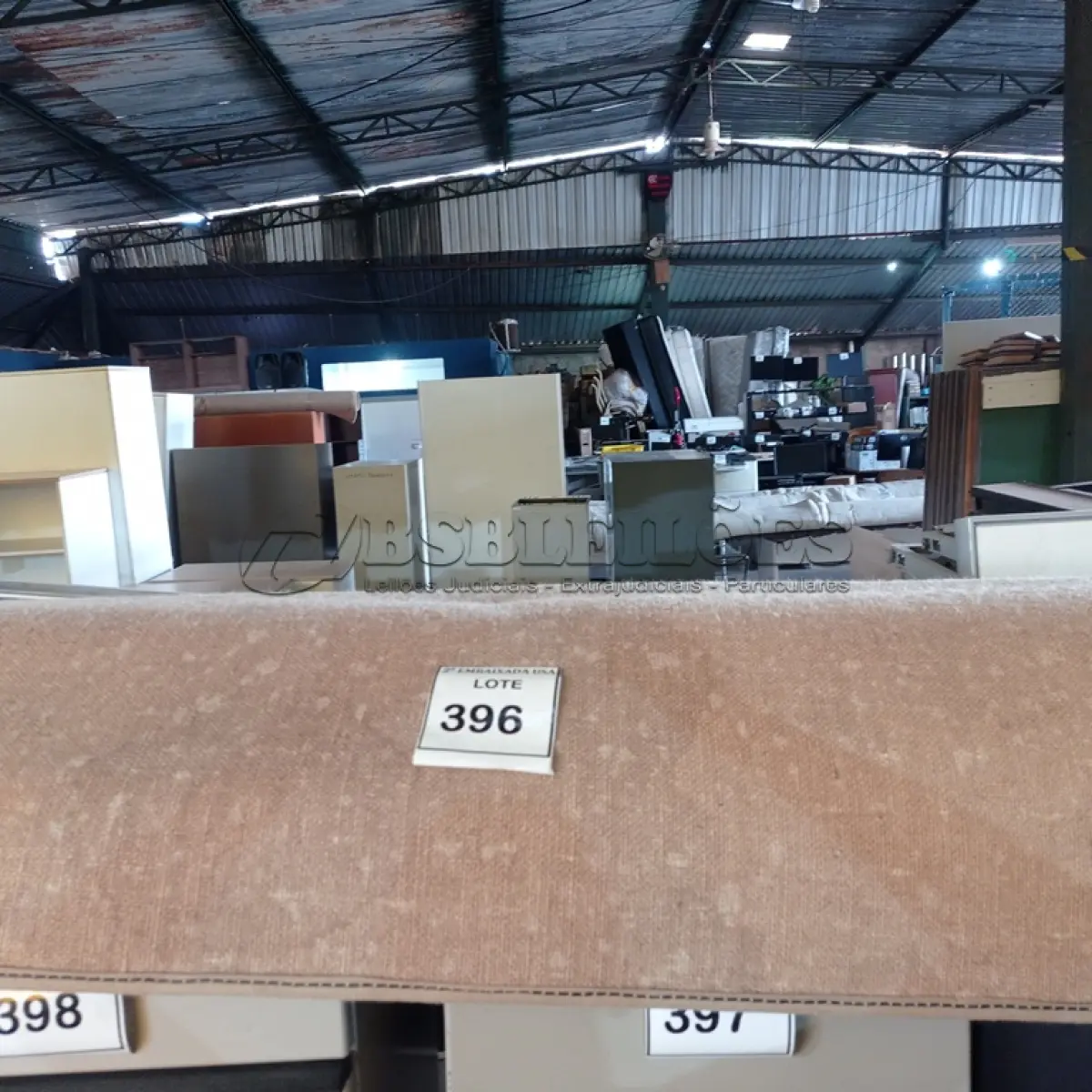 LOTE 396 - 01 RUG (TAPETE). (NO ESTADO EM QUE SE ENCONTRA. SUJEITO A AVARIAS OCULTAS/VISÍVEIS.) AU2131B
